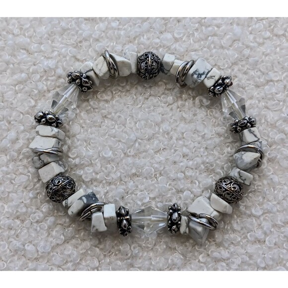 Genuine Howlite Chip Silvertone Bead Bracelet 6- 7" inches Stretch - Picture 1 of 6